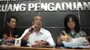 Ketua PP Muhammadiyah, Busyro Muqoddas memaparkan hasil autopsi jenazah terduga teroris asal Klaten, Siyono di Jakarta, Senin (11/4). Ditemukan fakta, kematian Siyono disebabkan adanya benturan benda tumpul di bagian dadanya. (Liputan6.com/Helmi Affandi)