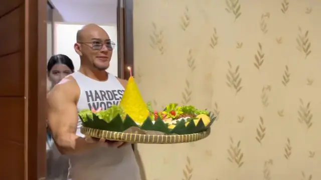 7 Momen Kejutan Ulang Tahun Azka Corbuzier, Ada Tumpeng dan Dihadiri Kalina Ocktaranny