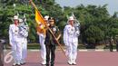 Jenderal TNI Moeldoko bersiap menyerahkan panji kepada Jenderal TNI Gatot Nurmantyo saat Serah Terima Jabatan Panglima TNI di Mabes TNI Jakarta, Selasa (14/7/2015). Sertijab ini tindak lanjut Keppres No 49/TNI/2015. (Liputan6.com/Helmi Fithriansyah)