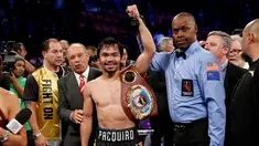 Wasit pertandingan mengangkat tangan Manny Pacquiao setelah berhasil mengalahkan Jessie Vargas dalam perebutan sabuk WBO kelas Welter di Thomas & Mack Arena, Las Vegas, AS (5/11). (Reuters/Steve Marcus)