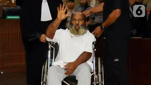 Terdakwa kasus dugaan suap dan penerimaan gratifikasi Lukas Enembe melambaikan tangan saat sidang putusan di Pengadilan Tipikor, Jakarta, Kamis (19/10/2023). Majelis Hakim menjatuhkan hukuman kepada Gubernur nonaktif Papua tersebut selama 8 tahun penjara dan denda Rp 500 juta subsider 4 bulan kurungan serta hukuman tambahan tidak dipilih dalam jabatan publik selama 5 tahun setelah menjalani hukuman. (Liputan6.com/Herman Zakharia)