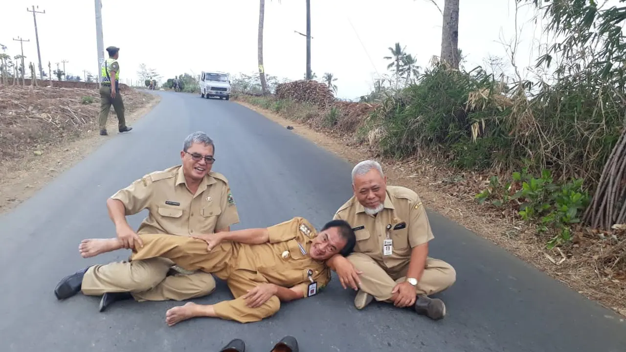 Bupati Banjarnegara, Budhi Sarwono rebahan dan guling-guling di jalanan mulus, Banjarnegara. (Foto: Liputan6.com/Humas Pemkab BNA/Muhamad Ridlo).