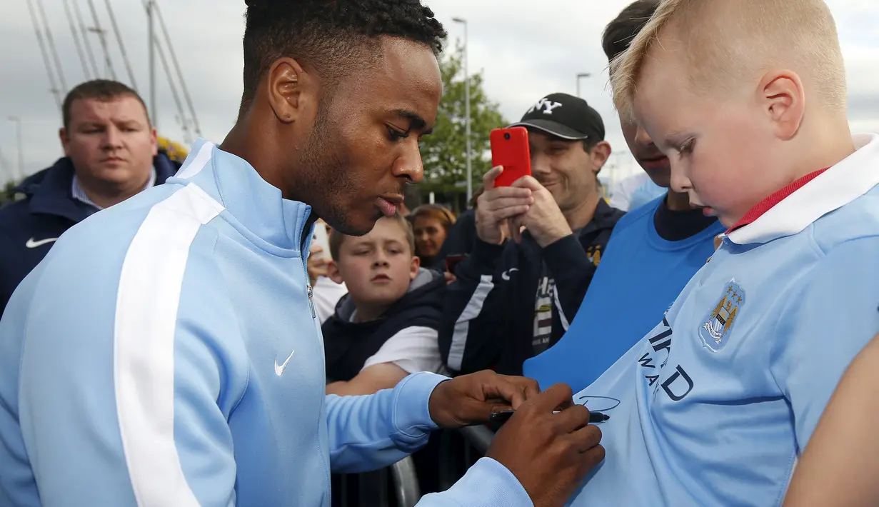 Sterling berpfoto bersama suporter City. (Reuters)