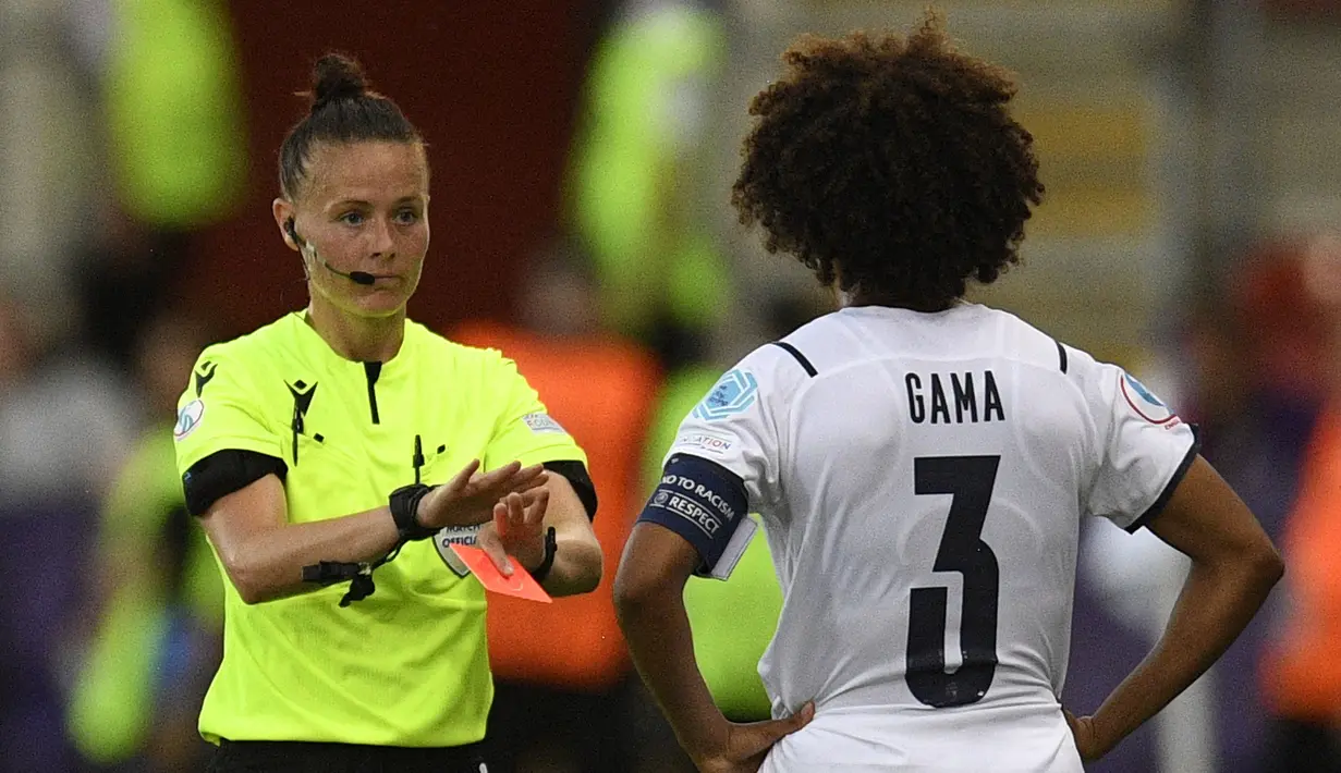 Professional Game Match Officials Limited (PGMOL), badan yang bertanggung jawab atas wasit dalam sepakbola profesional Inggris, menyatakan bahwa penunjukan Rebbeca Welch sudah memenuhi segala syarat untuk jadi wasit di Liga Inggris. (AFP/Oli Scarff)
