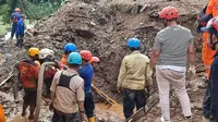 Pencarian empat korban longsor di Kampung Sinarsari, Kelurahan Empang, Kecamatan Bogor Selatan, Kota Bogor terkendala bongkahan batu dan beton. (Liputan6.com/Achmad Sudarno)