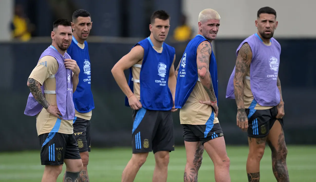 Lionel Messi (kiri), Angel Di Maria, dan sejumlah pemain Argentina saat berlatih menjelang final Copa America 2024 melawan Kolombia di Florida International University (FIU), Miami, Florida, Amerika Serikat, Minggu (14/03/2024) WIB. (AFP/Juan Mabromata)