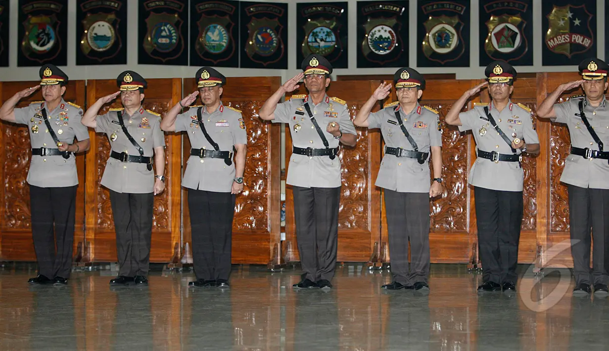 Sejumlah perwira tinggi dan perwira menengah Polri saat menghadiri upacara pelantikan dan sertijab Kadiv Humas Mabes Polri dan tiga Kapolda di Mabes Polri, Selasa (17/3/2015). (Liputan6.com/Johan Tallo)