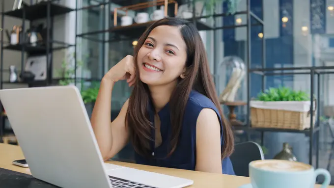 perempuan dan 29 agustus laptop