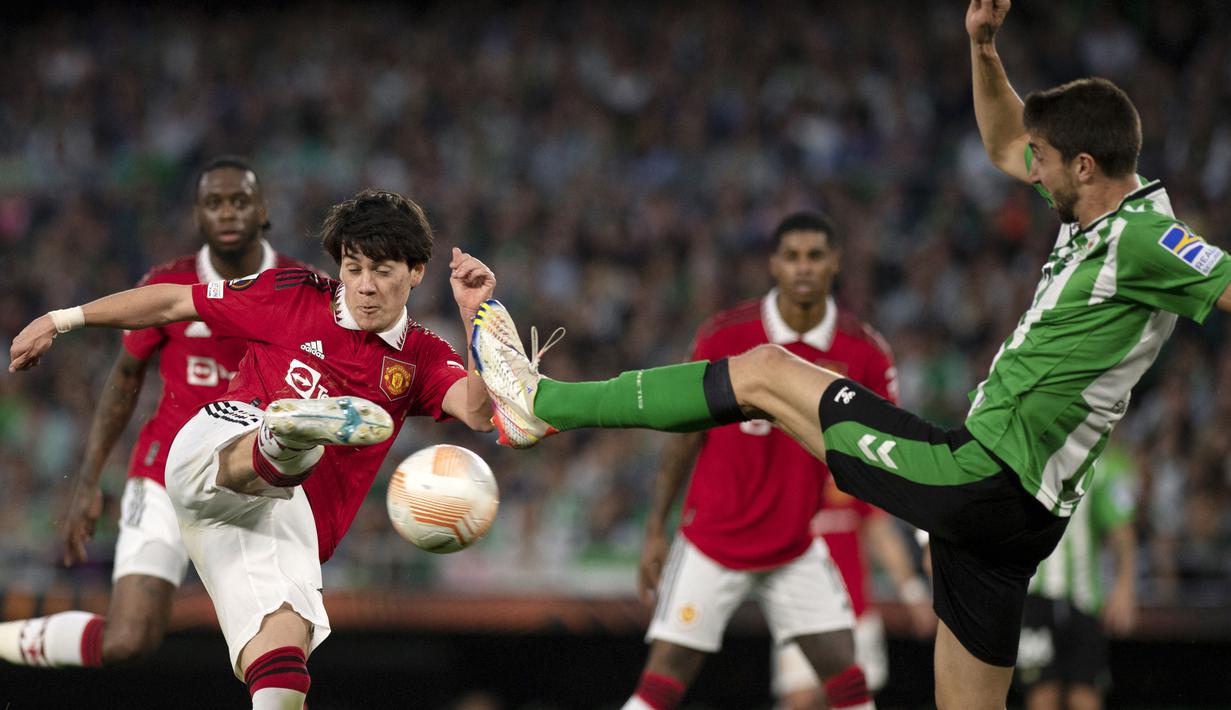 Pemain Manchester United, Facundo Pellistri (kiri), berusaha menjebol gawang Real Betis dalam pertandingan babak 16 besar Europa League 2022/2023 yang berlangsung di Stadion Benito Villamarin, Kamis (16/3/2023). Pellistri yang kini berusia 21 tahun telah memberikan kontribusi satu assist dalam 10 pertandingan bersama MU di musim ini. (AFP/Jorge Guerrero)