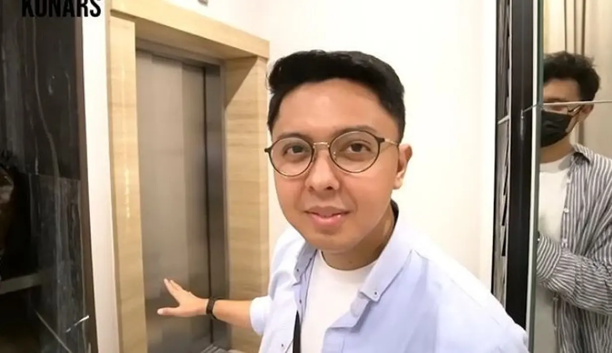 Menariknya, rumah Depe ini juga dilengkapi lift lho. Nggak perlu capek-capek naik turun tangga. [Instagram/konars.design]