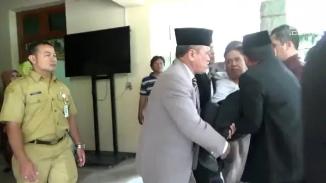 Budi Susilo anggota DPRD dari fraksi Golkar jatuh tersungkur saat sidang Paripurna Istimewa DPRD Grobogan, Jawa Tengah.