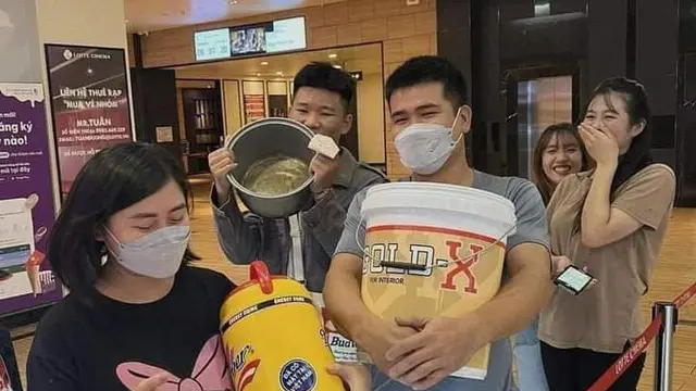 8 Potret Netizen Bawa Wadah Nyeleneh ke Bioskop saat Promo Popcorn, Bikin Geleng Kepala