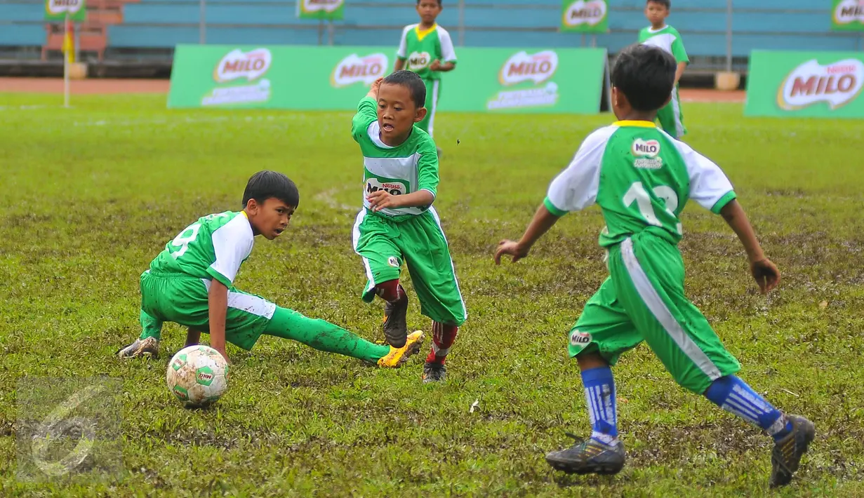 Sejumlah siswa SD melakukan pertandingan sepak bola di ajang Milo Football Championship 2017 di Jakarta, Sabtu (18/2). (Liputan6.com/Angga Yuniar)