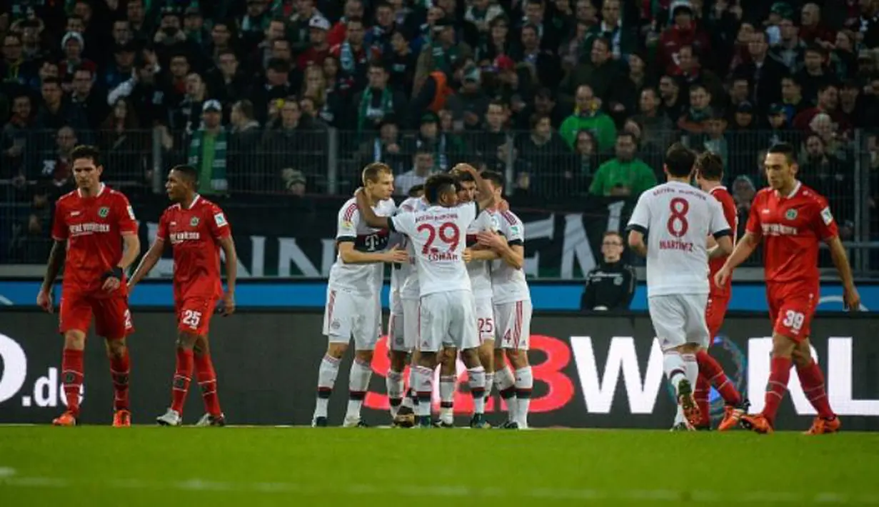 Para pemain Bayern Munchen merayakan gol ke gawang Hannover pada laga Bundesliga, di HDI Arena, Hannover, Sabtu (19/12/2015) malam WIB. Bayern menjadi juara paruh musim 2015-2016. (AFP/Nigel Treblin)