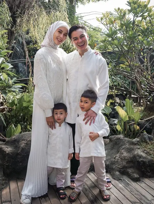 Lebaran tahun ini, tampak Paula dan Baim pun masih serasi dengan pakaian muslim serba hitam begitupun dengan kedua anaknya. Paula mengenakan gamis bordiran plisket dan kerudung polosnya.  [@paula_verhoeven]