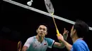 Pebulu tangkis Jepang Kenta Nishimoto (kanan) mengembalikan kok kepada Jonatan Christie (Indonesia) dalam pertandingan perempat final tunggal putra di turnamen bulu tangkis Korea Open 2025 di Suwon, Korea Selatan pada 26 September 2025. (ANTHONY WALLACE/AFP)