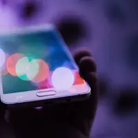 Apakah mengawasi kegiatan anak remaja di media sosial harus dilakukan oleh para orangtua? (foto: Rodion Kutsaev/ Unsplash)