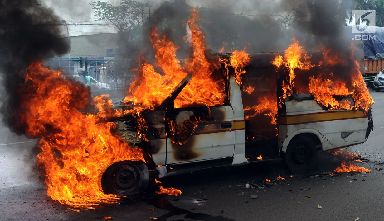 Satu unit angkutan kota (angkot) C062 jurusan Ciledug-Cipete terbakar di kawasan Kebun Nanas, Tangerang, Kamis (17/5). Peristiwa ini sempat membuat macet jalan yang menghubungkan Kota Tangerang dengan Kota Tangerang Selatan. (Merdeka.com/Arie Basuki)