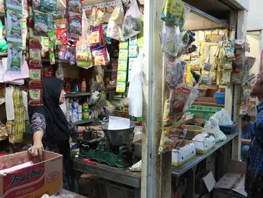 Warga berbelanja kebutuhan pokok di PD Pasar Jaya Gondangdia, Jakarta, Jumat (19/1). Kementerian Perdagangan akan merevitalisasi 1.200 pasar tradisional pada 2018. (Liputan6.com/Angga Yuniar)