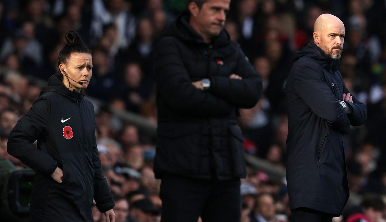 Terbaru, Rebbeca Welch ditunjuk sebagai ofisial wasit keempat pada laga Liga Inggris 2023/2024 antara Fulham melawan Manchester United pada 4 November 2023. Pertandingan yang berlangsung di Craven Cottage, London, Inggris tersebut dimenangkan oleh Setan Merah dengan skor 1-0. (AFP/Adrian Dennis)