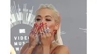 Tampil pada MTV VMA 2014, Rita Ora lakukan manicure dengan harga selangit.