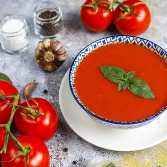 Sup tomat panggang dengan basil segar kaya akan vitamin E dan C, magnesium, dan antioksidan sehingga dapat meningkatkan kesehatan jantung, pencegahan kanker, dan kadar gula darah yang lebih sehat. (Foto/dok: Freepik/azerbaijan_stockers)