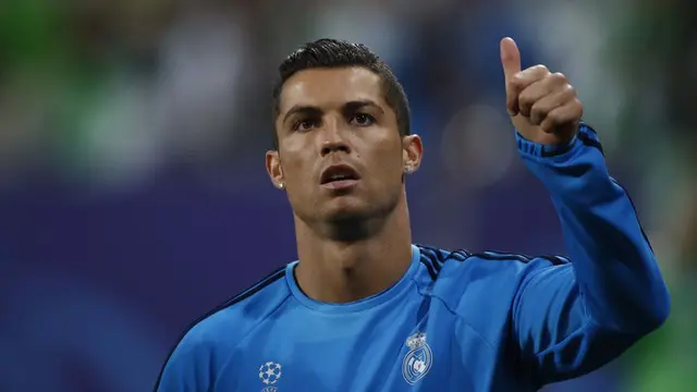 Ronaldo Lindungi Fan Ciliknya dari Pihak Keamanan Deportivo