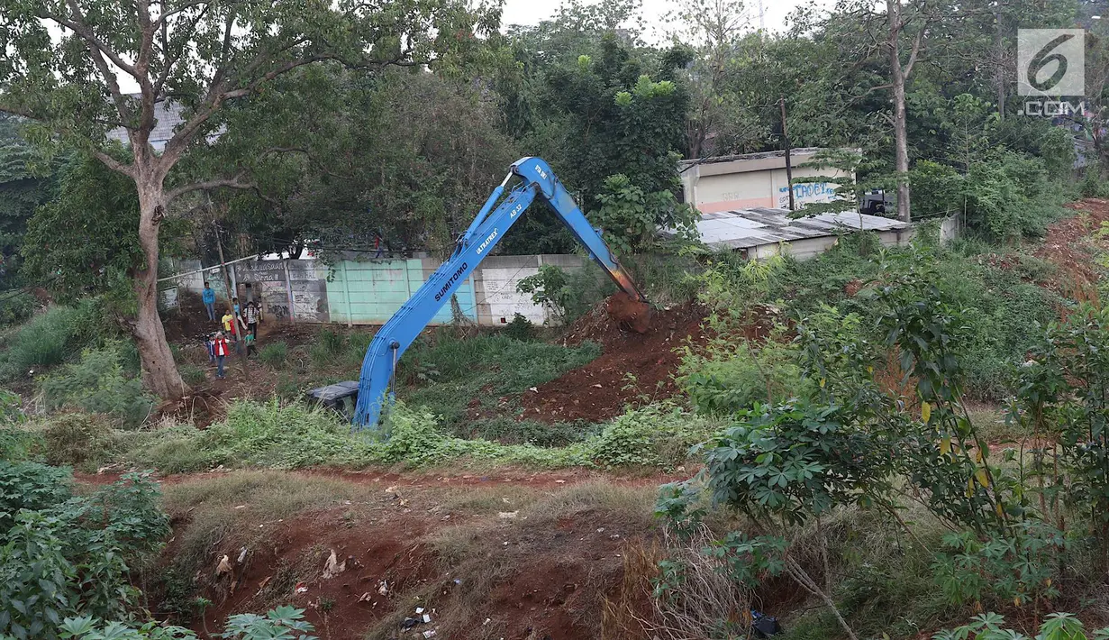 Warga melihat lokasi pembangunan Waduk Rambutan, Jakarta Timur, Rabu (24/10). Keberadaan waduk tersebut nantinya diharapkan bisa menahan luapan kali saat mendapat banjir kiriman. (Liputan6.com/Immanuel Antonius)