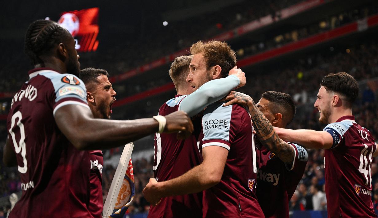 Craig Dawson menjadi pencetak gol pertama West Ham pada menit ke-38. Sementara itu, Declan Rice berhasil menggandakan keunggulan pada menit ke-44 dan gol Jarrod Bowen menegaskan kemenangan telak atas Lyon pada menit ke-48. (AFP/Jeff Pachoud)