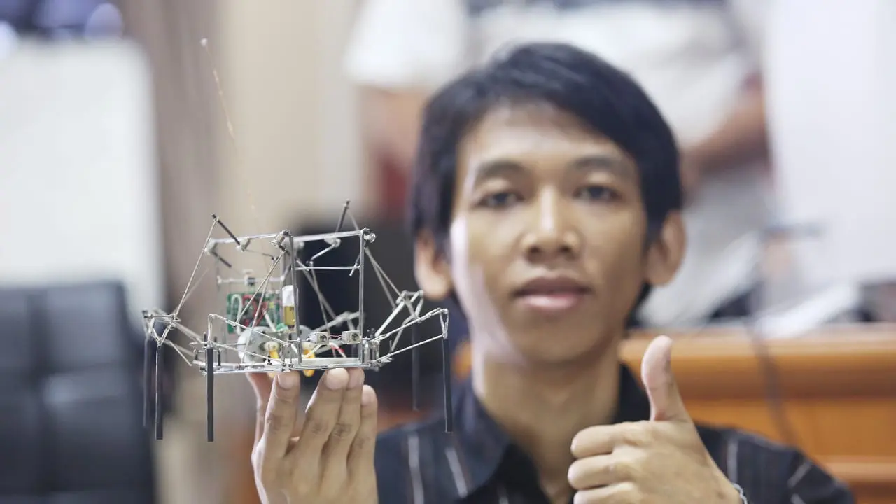 Pemuda Difabel Pencipta Robot