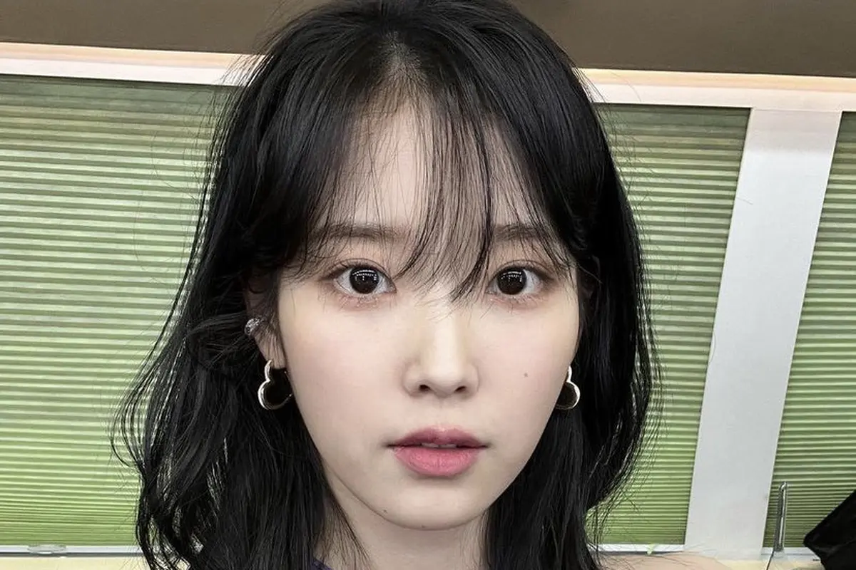 Kolaborasi dengan Jay Park, IU Tampil Mengenakan Mini Dress Ungu dengan Harga Terjangkau