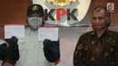 Pimpinan KPK Agus Rahardjo (kanan) mendampingi petugas menunjukkan barang bukti kasus dugaan suap pengurusan izin impor bawang putih tahun 2019 di Gedung KPK, Jakarta, Kamis (8/8/2019). Rangkaian OTT KPK terkait kasus ini dilakukan sejak 7 Agustus 2019 pukul 21.30 WIB. (merdeka.com/Dwi Narwoko)