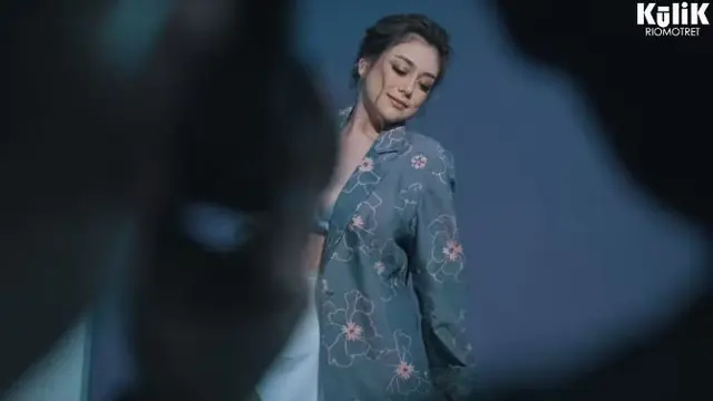 6 Gaya Pemotretan Terbaru Celine Evangelista, Curi Perhatian