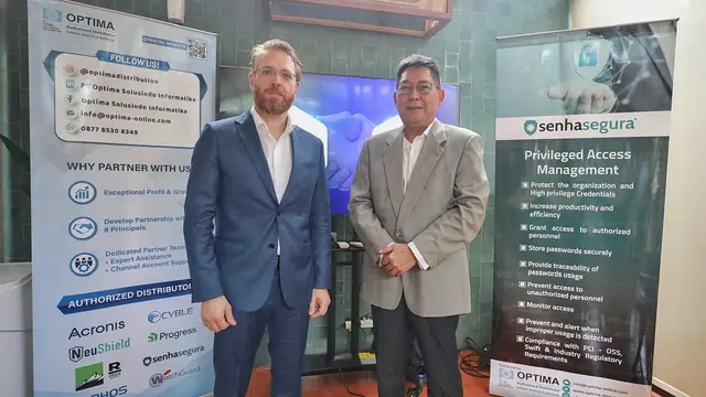 CEO Senhasegura Marcus Scharra bersama Managing Director PT Optima Solusindo Informatika Refany Iskandar saat melakukan pertemuan di Kabupaten Tangerang, Banten. Credit: Optima