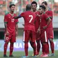 Pemain Timnas Indonesia berdiskusi pada uji coba melawan Fiji di Stadion Patriot, Bekasi, Sabtu (2/9/2017). (Liputan6.com/Helmi Fithriansyah)