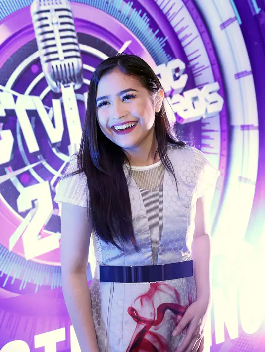 "Kaget sih, tapi habis itu kelar. Sekarang justru semakin dekat. Ya begitulah," ujar Aliando Syarief, di Studio 6 Emtek City, Daanmogot, Jakarta Barat, Kamis (28/4/2016) malam. (Nurwahyunan/Bintang.com)