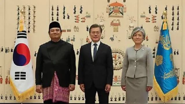 Duta Besar RI untuk Korea Selatan Umar Hadi bertemu dengan Presiden Moon Jae-in (tengah) dan Menteri Luar Negeri di Seoul Kang Kyung-wha (kanan) (18/7/2017) (Minister Counsellor KBRI Seoul, Aji Surya/Istimewa)