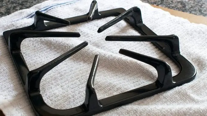 Membersihkan tatakan kompor gas/copyright thekitchn.com