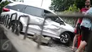Sebuah mobil menabrak separator busway matraman arah kampung melayu, Jakarta, Sabtu (25/2). Diduga pengemudi kehilangan kendali yang akhirnya mengakibatkan menabrak separator busway. (Liputan6.com/Faizal Fanani)