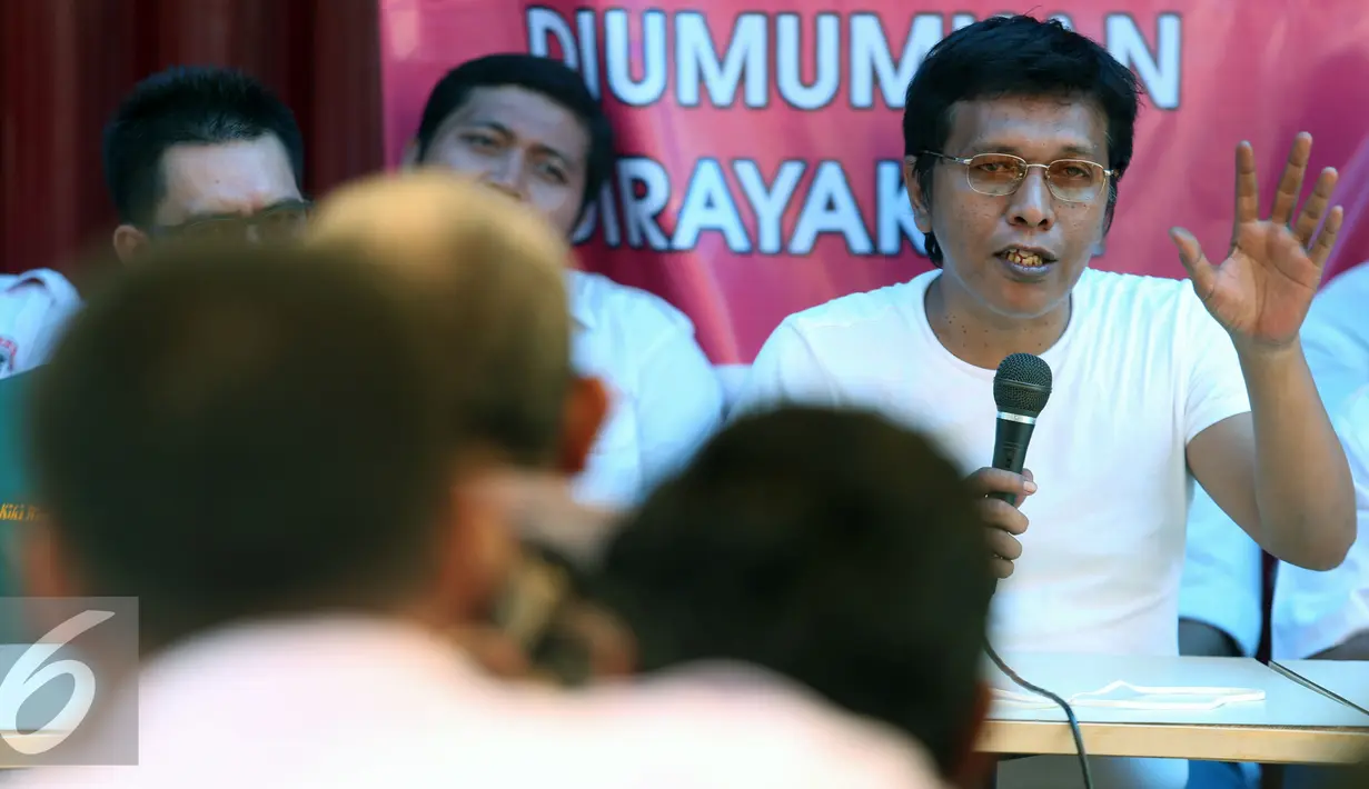 Adian Napitupulu memberikan keterangan saat konferensi pers di Jakarta, Sabtu (25/6). Dalam pernyataannya Pospera meminta Teman Ahok menghentikan kekerasan verbal dan meminta maaf karena Pospera bukan merupakan sayap partai. (Liputan6.com/Johan Tallo)