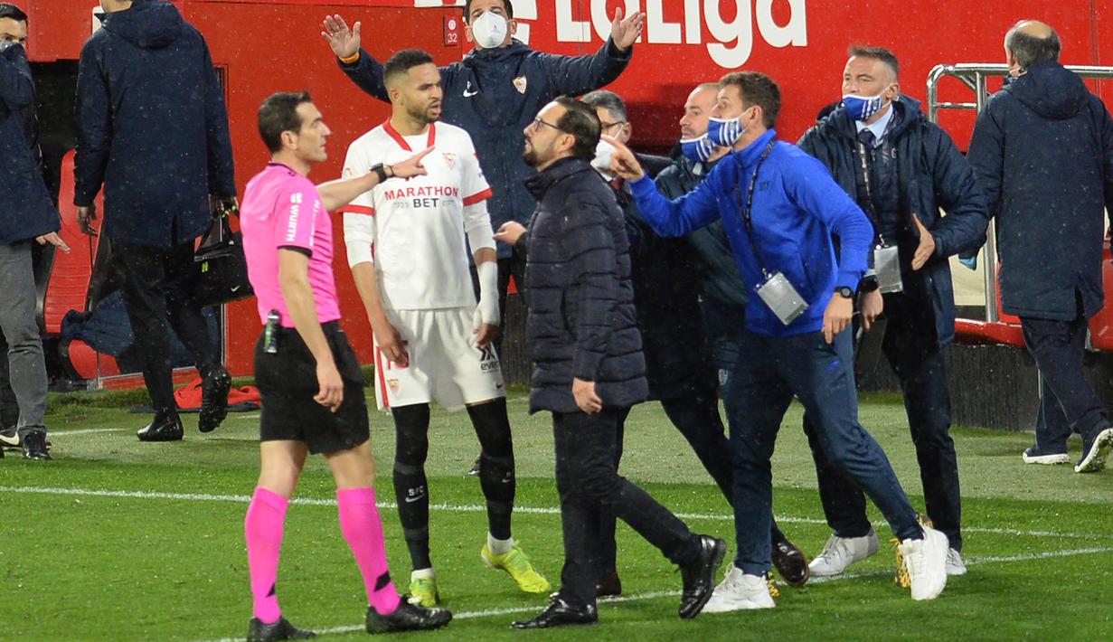 Tak pelak, adu argumentasi juga terjadi antara pelatih dan wasit akibat dari tim yang diperlakukan tak adil oleh wasit. (Foto: AFP/Cristina Quicler)