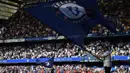 Bendera raksasa dikibarkan menyambut para pemain Chelsea dan Liverpool pada laga Premier League di Stadion Stamford Bridge, London, Minggu (6/5/2018). Chelsea menang 1-0 atas Liverpool. (AFP/Glyn Kirk)