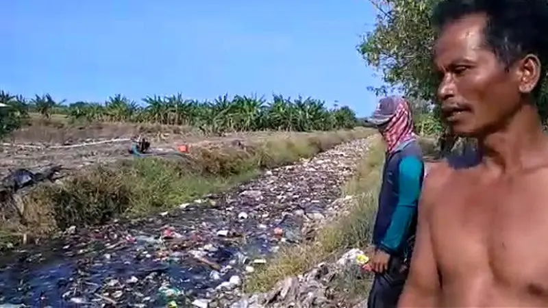 Lebih Banyak Sampah daripada Air di Sungai Mancas Sidoarjo