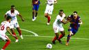 Striker Barcelona, Lionel Messi, berusaha melewati pemain Sevilla, Jules Kounde, pada laga Liga Spanyol di Stadion Camp Nou, Minggu (4/10/2020). Kedua tim bermain imbang 1-1. (AP Photo/Joan Monfort)