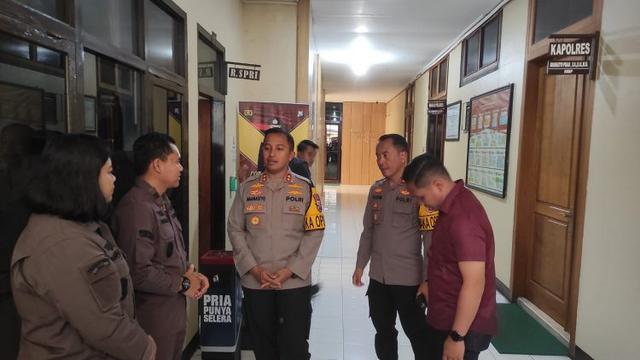 Kapolres Kediri Kota AKBP Bramastyo Priaji (tengah) saat rekonstruksi penganiayaan santri hingga tewas. (Istimewa)