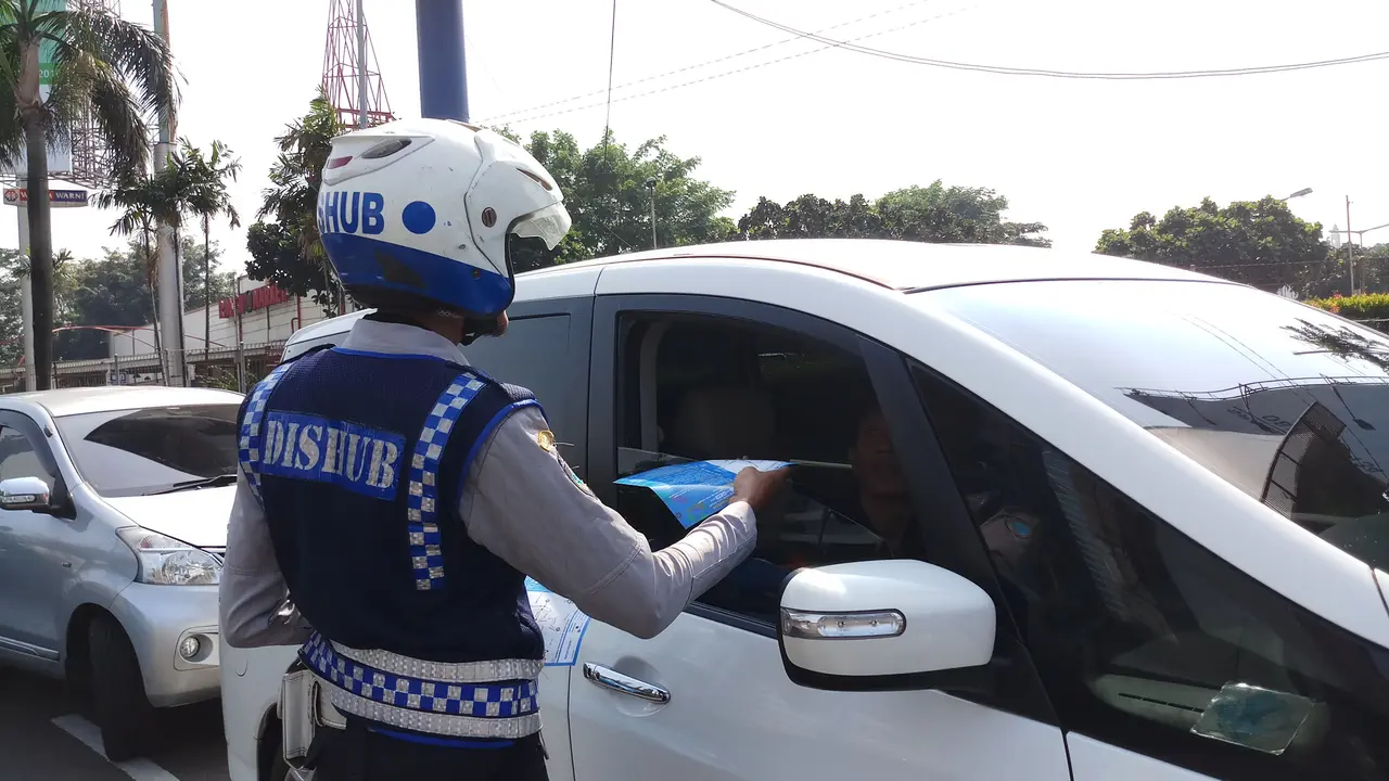 Sosialisasi Perluas Ganjil Genap, petugas bagikan Brosur di Pondok Indah
