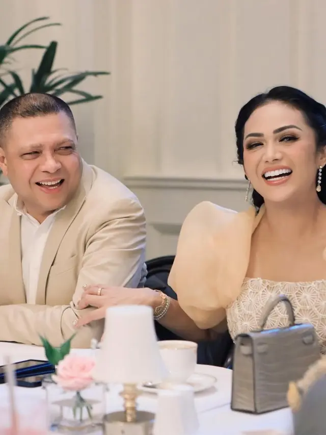 Model Rambut Kris Dayanti saat Menemani Sang Suami pada Acara Formal (Foto: Instagram @krisdayantilemos)