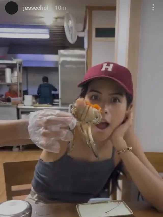 Maudy Ayunda mencicipi makanan khas Korea. (Foto: Instagram Stories @jessechoi_)