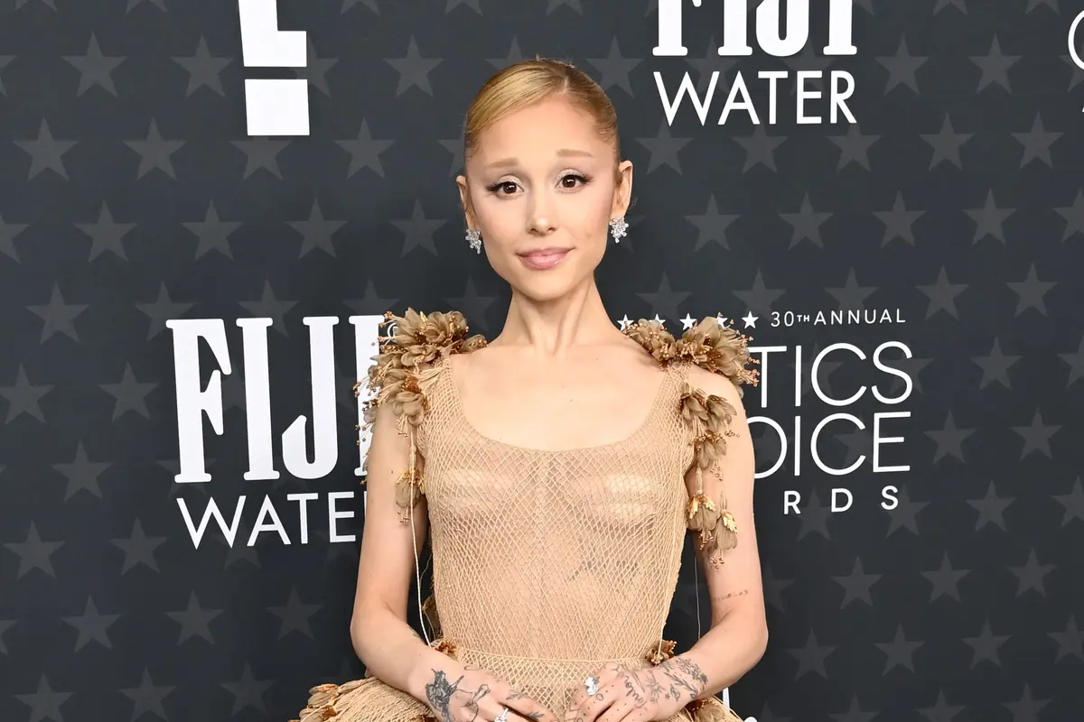 Tampilan Dramatis Ariana Grande di Critics Choice Awards 2025, Kenakan Gaun Dior yang Dibuat Selama 3.800 Jam