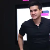 "Sebenarnya sedih juga sih, karena entah mereka sudah make berapa lama. Tapi enggak ada yang menolong untuk keluar dari zona yang kurang sehat itu," ucapnya ditemui di kawasan Kebayoran Baru, Kamis (1/3) dilansir dari Liputan6. (Nurwahyunan/Bintang.com)